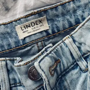 Säljer dessa utsvängda jeans från Lindex. Strl 34 men har även ett par likadana i strl 36 som jag säljer.  Använda några gånger men annars har de bara legat i garderoben. Ostyrkta på bilderna 😊
