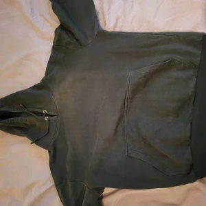 Grön hoodie  - Knappt använd grön hoodie från lager 157, skick 9/10