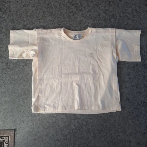 Adidas t-shirt stl 38. - Oanvänd t-shirt stl 38.