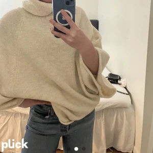 Zara tröja  - Säljer min tröja då den inte kommer till användning💕 Är som ny (färgen är creme) 