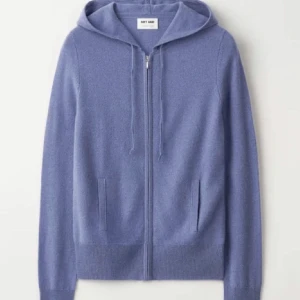 soft Goat zip Up hoodie  - Lägger upp denna soft Goat zip up hoodie igen (100% cashmere)! 💙Den är i den så fina färgen Blueberry som inte går att köpa längre 💘Den är i nyskick och endast använd 2ggr. Nypriset är 2295 och jag säljer den för 1377 så väldigt bra deal! 👌💘
