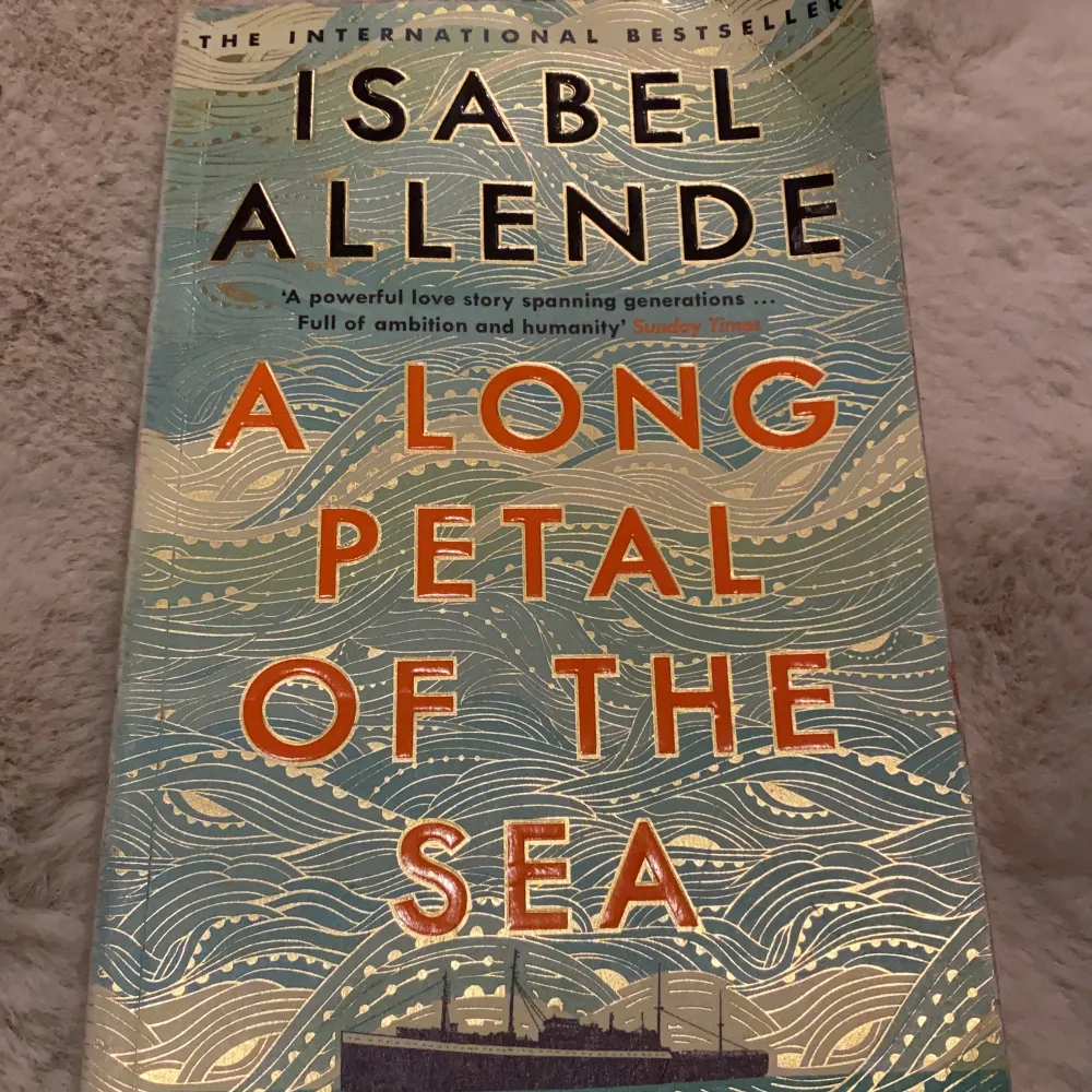 Boken A long petal of the sea skriven av den kända författaren Isabel Allende. Har fått bra omdömen och tyckte själv den var väldigt fin att läsa. 🤍 . Övrigt.