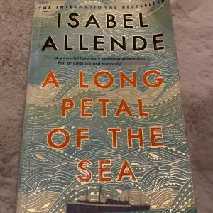 Boken A long petal of the sea skriven av den kända författaren Isabel Allende. Har fått bra omdömen och tyckte själv den var väldigt fin att läsa. 🤍 