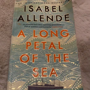 A long petal of the sea  - Boken A long petal of the sea skriven av den kända författaren Isabel Allende. Har fått bra omdömen och tyckte själv den var väldigt fin att läsa. 🤍 