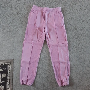 Monki mjukisbyxa stl M. - Oanvänd mjukisbyxa i stl M.