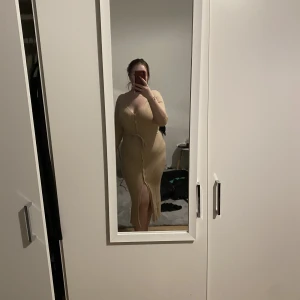 Klänning  - Fin klänning, lite varmare material ”stickat” beige med en slits framtill väldigt stretchig