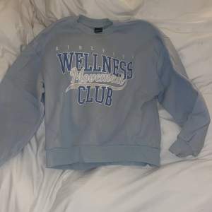 Ljusblå sweatshirt från Gina trippy i storlek S
