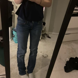 Hollister jeans - Säljer jättesnygga lågmidjade straight jeans från hollister. Säljer för att jag har tröttnat på de. Skriv för fler bilder! Pris kan diskuteras!