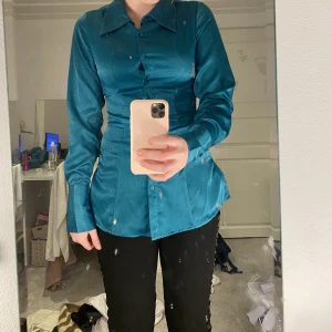 Grön skjorta? - Den är mer emerald färg än blå som den ser ut att vara på bilderna, den är lite liten för mig men jag är 36:a💗 