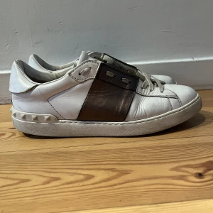 Valentino skor - Äkta valentino skor med box och äktenhetsbevis. Okej skick. Storlek 41