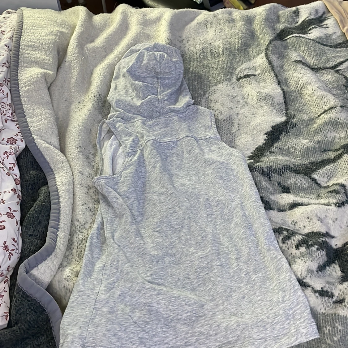 En luvtröja utan armar som är sval  - 90