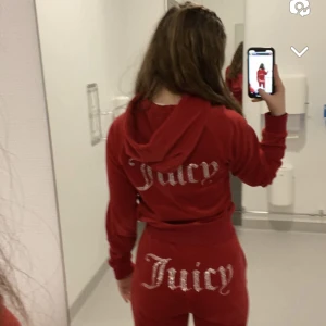 Juicy couture  - Jag säljer mitt röda juicy sett som är i nytt skick förutom att den ha två märken som man ser på sista bilden, det syns dock inte alls så mkt men dem finns 