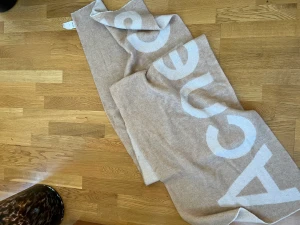 ACNE STUDIOS - Stor jättefin halsduk ifrån Acne. Knappt använd 