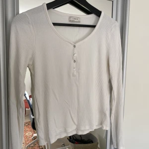 Vit långärmad - En helt vanlig lång vit ribbad långärmad tröja😍 så najs att ha till ett par jeans eller som lounge tröja