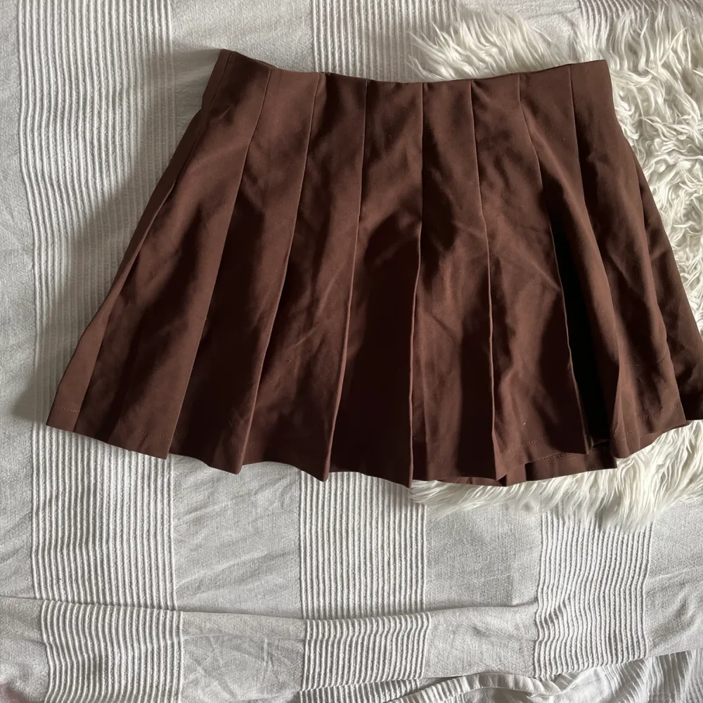 Cute brown pleated mini skirt in good quality only used once.  Size L that fits as a size M/L. . Kjolar.