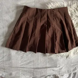 Cute brown pleated mini skirt in good quality only used once.  Size L that fits as a size M/L. 