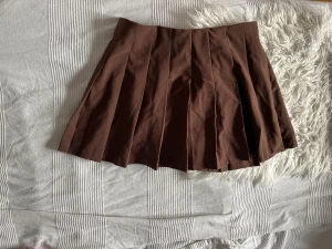 Cute brown pleated skirt - Cute brown pleated mini skirt in good quality only used once.  Size L that fits as a size M/L. 