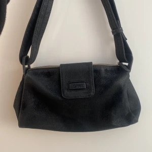 Esprit väska  - En liten svart väska. Säljer tack vare att den inte kommit till användning 💕