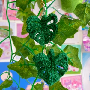 Handgjorda monstrera löv örhängen - Egenvirkade örhängen som förställer monstrera plantan🌱 Priset är 100kr och frakten är gratis! ❤️