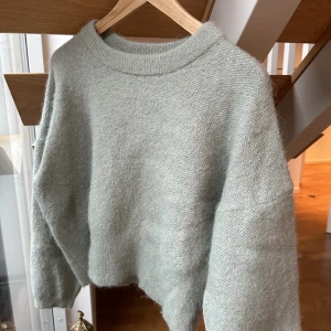 Salviagrön stickad tröja - Fin Salviagrön stickad tröja i strl L men som är lite croppad. Från Lindex. 
