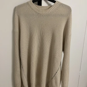 Adnym stickad tröja - Tja  Säljer min stickade tröja från adnym, tröjan är i mycket bra skick och är i storlek S