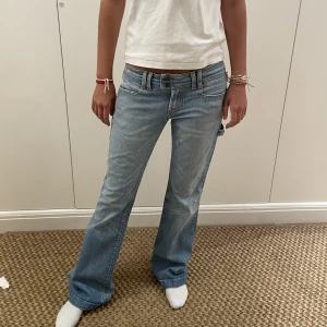 Lågmidjade jeans❤️‍🔥❤️‍🔥 - Såå snygga lågmidjade jeans med snygga detaljer! Lite utvsvängda❤️‍🔥 och skriv för fler frågor