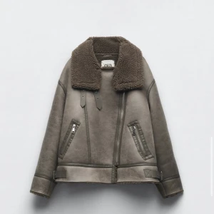 Zara jacka  - Säljer min supersnygga jacka ifrån zara, köpte i december och använt endast 1 gång💘säjer då den inte kommer till användning! Köpt för 1295kr! Pris kan diskuteras💓💓