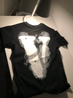 V lone t shirt - V lone t shirt storlek D