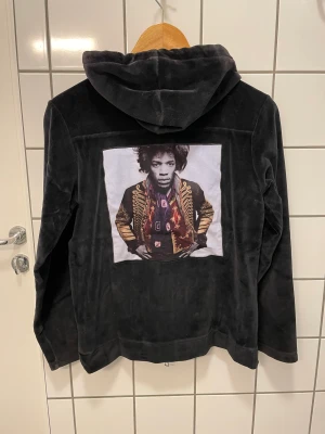 Limitato Hoodie - Limitato Zip Hoodie Storlek: XS Skick: 8/10 (allt og, kvitto, box och papper ingår) Retail: 2400kr Mitt pris 1099kr Skriv vid frågor eller funderingar!