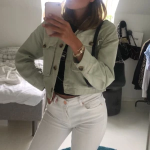 Grön jeansjacka  - Säljer denna mint gröna jeansjackan från Zara. Storlek S. Jättefint skick! Frakt ingår ej i priset ! 