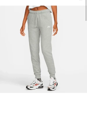 Nike mjukisbyxor  - Mjukisbyxor från Nike som är jätte fina men kommer inte till användning för mig, därav i gott skick  Nypris 500kr