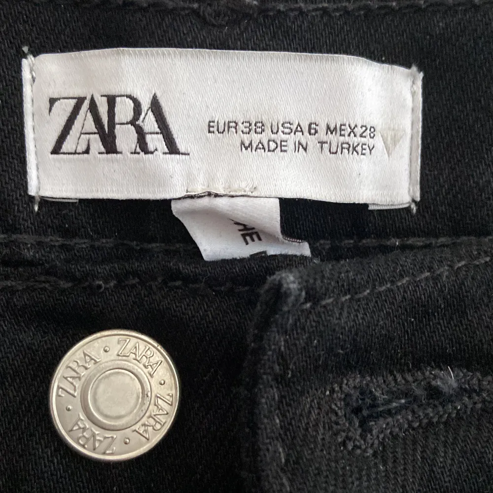 Helt utsålda och helt nya lågmidjade utsvängda byxor från Zara i storlek 38. Använda en gång. Dessa är väldigt små i storleken och därför skulle jag säga att den sitter som 36🤍 Originalpris: 400kr  Köparen står för frakt, skriv vid intresse🤍. Jeans & Byxor.