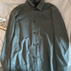 Zara overshirt - Zara overshirt köpt förra våren aldrig använt endast testad, köpt för 600kr