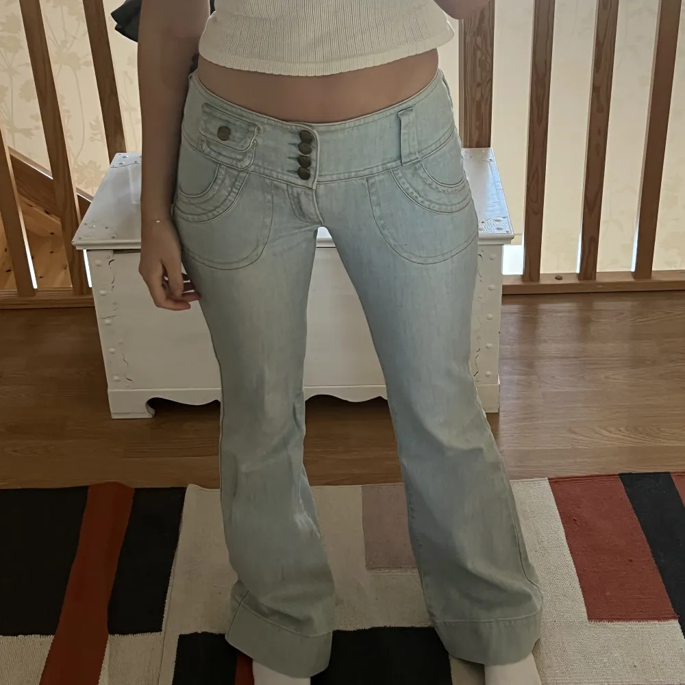 Asballa lowwaist jeans med pastellfärger i sömmarna💗🧡💚 jeansen är bootcut och i fint skick! Jag har storlek 36 i byxor och är 171 lång. Vet inte vad dessa jeans är i jeansstorlek men ksk en 28a. Skriv för mer bilder . Jeans & Byxor.