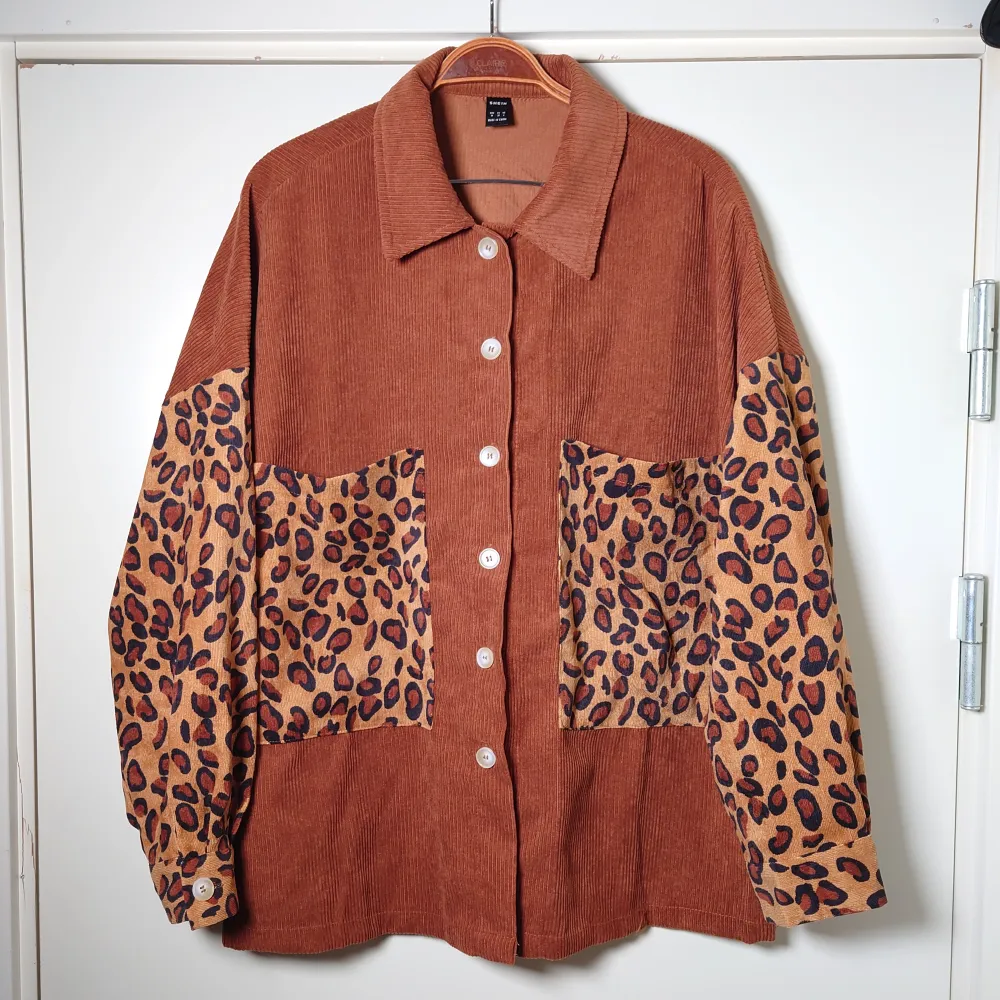 Tjockare skjorta i mjukt, manchesterlikt material med fickor och leopardmönster. Toppskick🌱. Skjortor.
