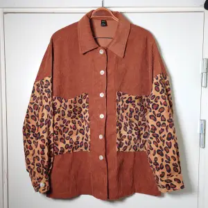 Tjockare skjorta i mjukt, manchesterlikt material med fickor och leopardmönster. Toppskick🌱