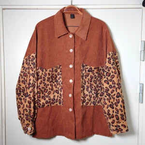 Brun skjorta  - Tjockare skjorta i mjukt, manchesterlikt material med fickor och leopardmönster. Toppskick🌱