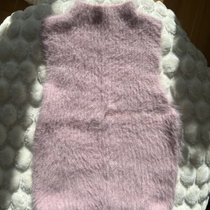 Zara topp  - Jätte söt fluffig rosa topp från zara, super fin till våren! 