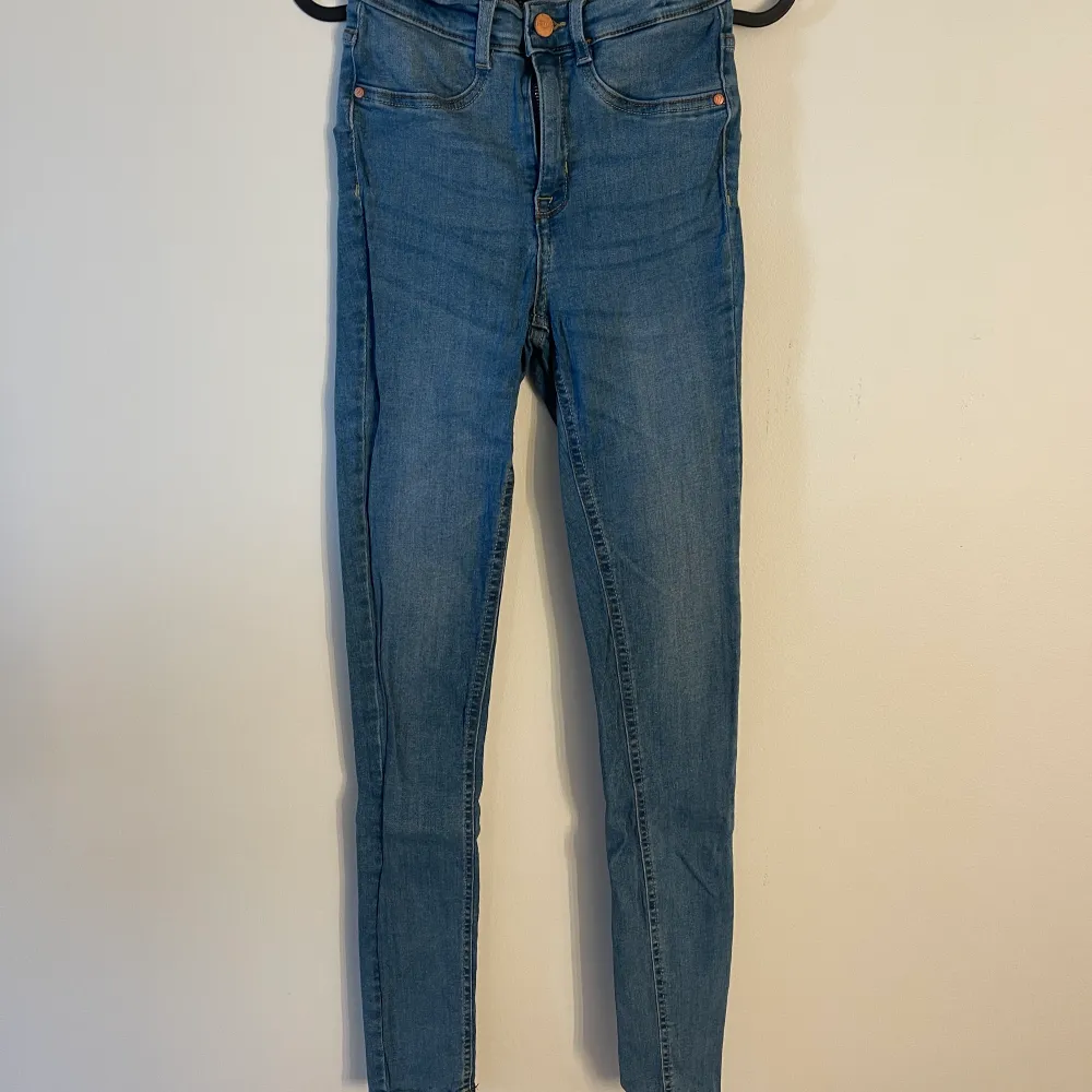 Tighta jeans  Väldigt stretchiga Skulle säga det är något små i storlek och passar bättre till en XS Jag gr storlek S men anser dom vara lite för tighta för min smak. Fint skick. Jeans & Byxor.