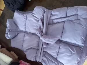 Dunväst med knyte i midjan  - Superfin! Använd max 3 gånger. Köpt på Lindex i vintras. 