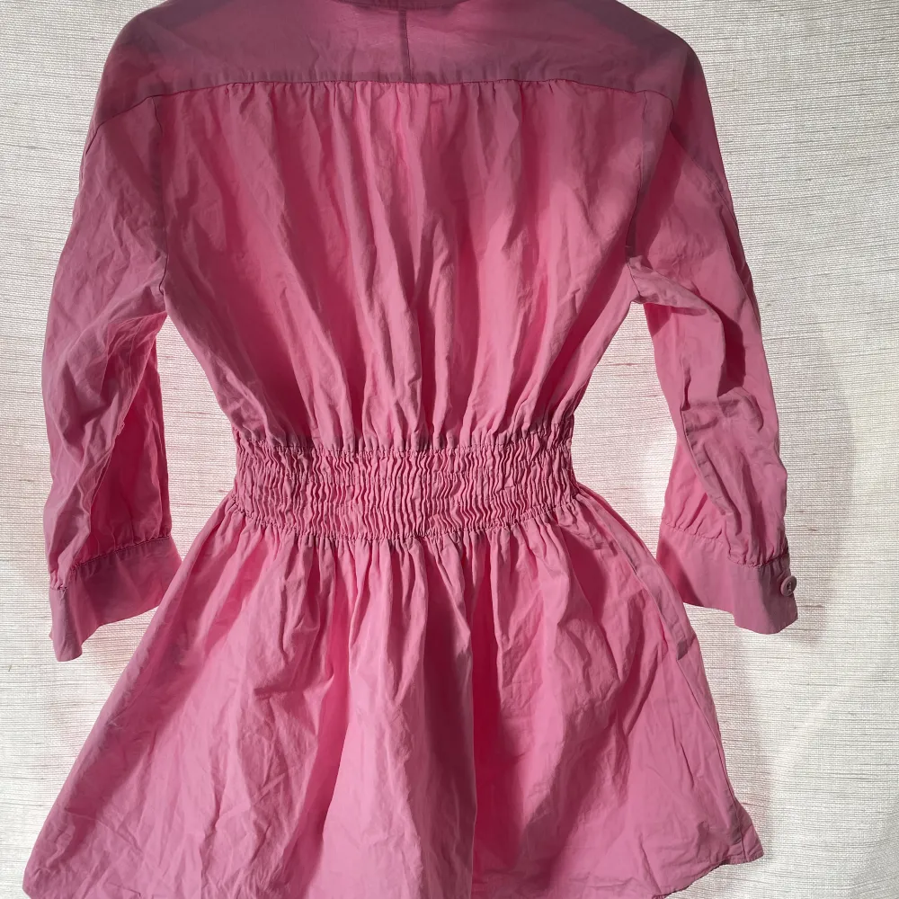 Jättefin rosa klänning från zara, superfin passform och jättefin färg💕 skriv för fler bilder!. Klänningar.