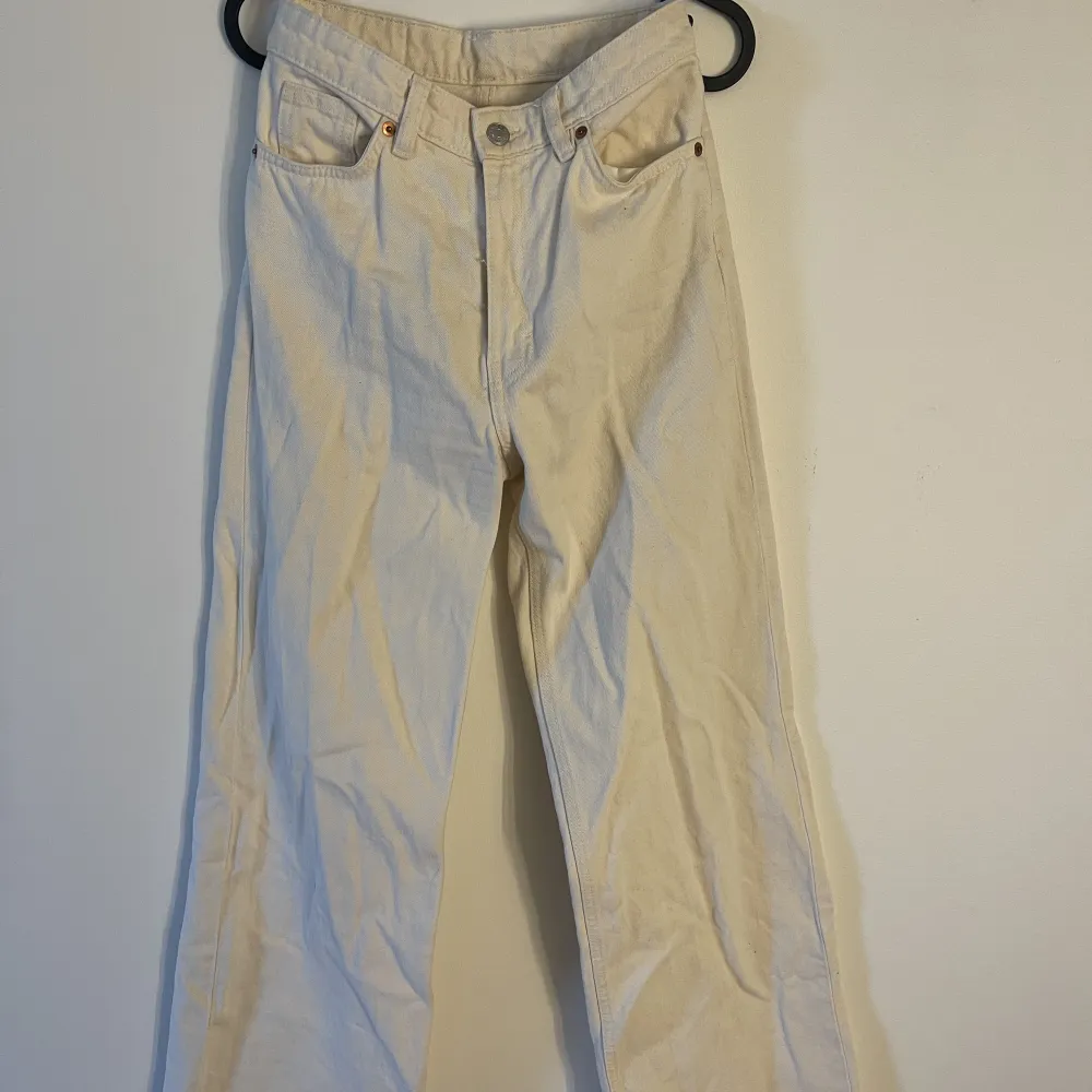 Vida jeans från monki, sandfärgade. Använda fåtal gånger Säljes då dom är för små. Jeans & Byxor.
