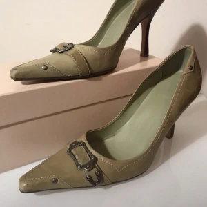 Vintage sage kitten heels! - Vintage kitten heels som är perfekta för sommaren och fester!❤️ Storlek 39! Använd köp nu funktionen!