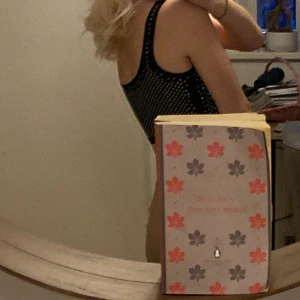 Fest tröja - En crop top från Asos med glittriga stenar på 