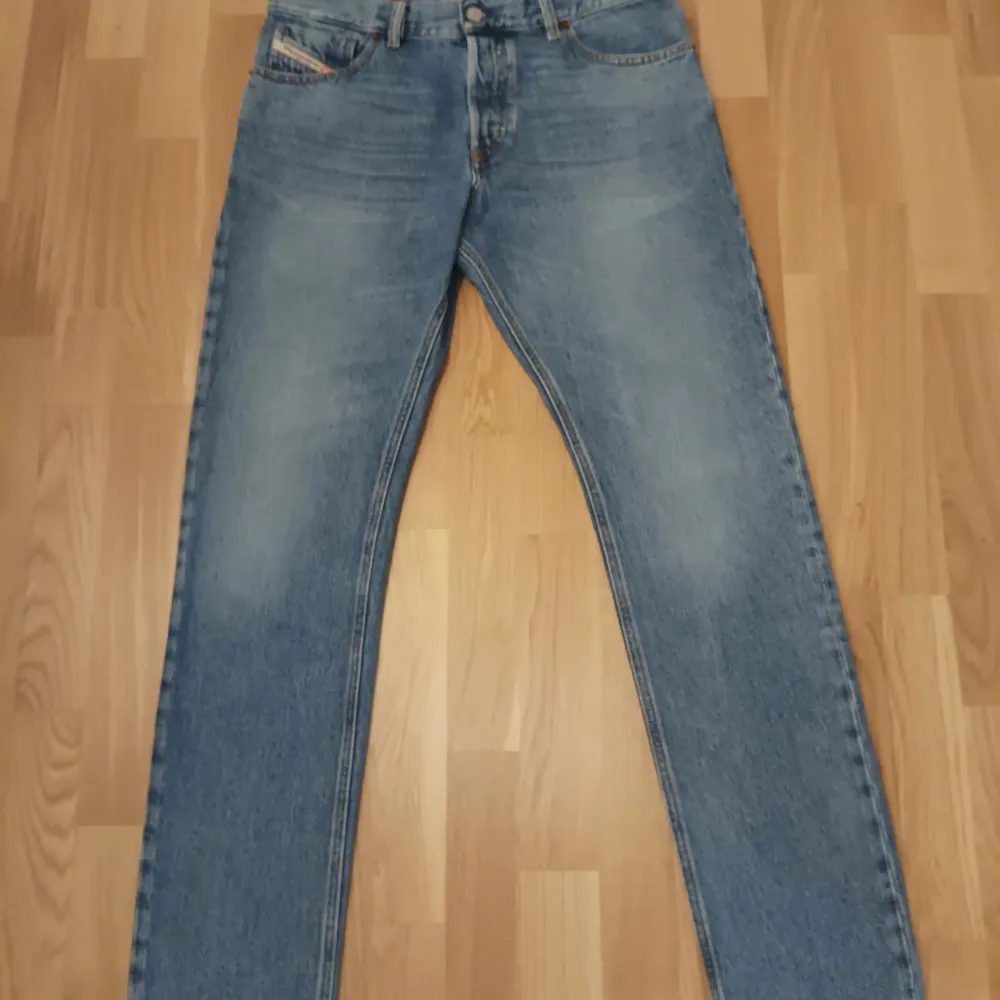 Diesel jeans 1995. Har använt dom några gånger. Köpte dom för 2400kr på Zalando. 8/10 Skick. Kan skicka fler bilder.  . Jeans & Byxor.