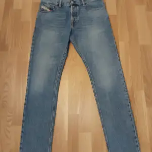 Diesel jeans 1995. Har använt dom några gånger. Köpte dom för 2400kr på Zalando. 8/10 Skick. Kan skicka fler bilder.  