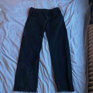 28/32 från Uniqlo. Lite urtvättad färg. Bra basic jeans som funkar till allt.  150kr+frakt 