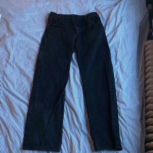 Basic jeans svarta  - 28/32 från Uniqlo. Lite urtvättad färg. Bra basic jeans som funkar till allt.  150kr+frakt 