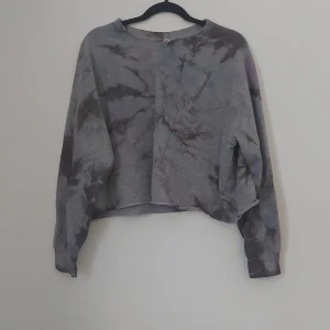 Cropped tie dye  - Croppad grå tie dye från hm. (Det är jag som har färgat den)