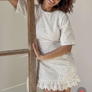 Studentklänning - Slutsåld studentklänning från NA-KD, oanvänd med prislapp kvar. Nypris 550kr